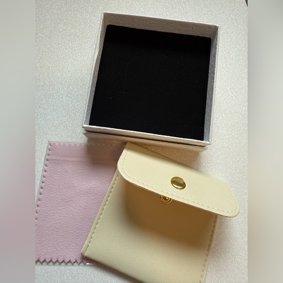 Gold Oval Pendant - Picture 7 of 8